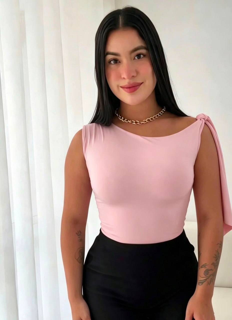 Body asimétrico con lazo rosado en modelo